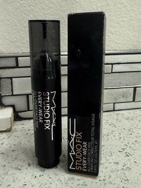 MAC Cosmetics Studio Fix Every-Wear All-Over Face Pen - NC13 - Brand new